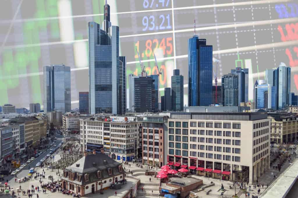 Innenstadt von Frankfurt am Main, im Hintergrund Skyline und Börsencharts (Fotomontage)
