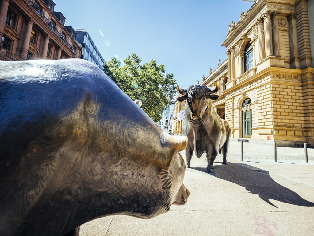 Germany, Frankfurt, bull and bear bronze sculptures at Stock Exchange